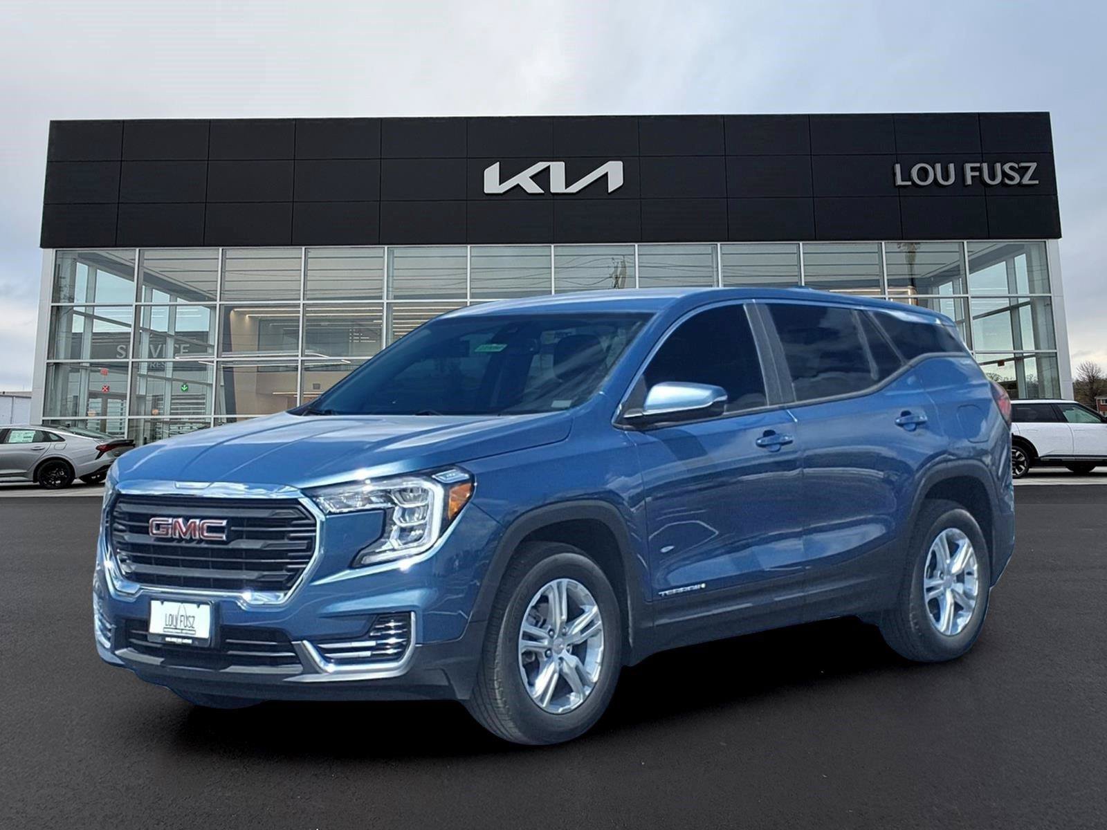 Used 2024 GMC Terrain SLE FWD image 1