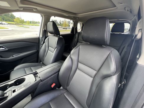 Used 2021 Nissan Rogue SV w/ Premium Package FWD image 16