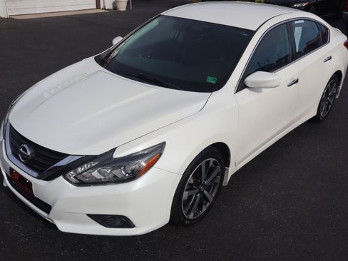Used 2016 Nissan Altima 2.5 SR w/ LED Appearance Package image 11