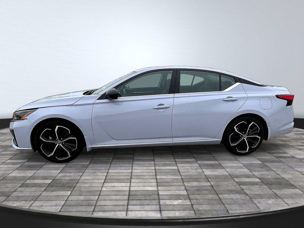 Used 2025 Nissan Altima 2.5 SR w/ SR Premium Package FWD image 4