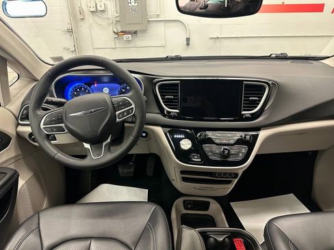 Certified 2024 Chrysler Pacifica Touring-L image 25