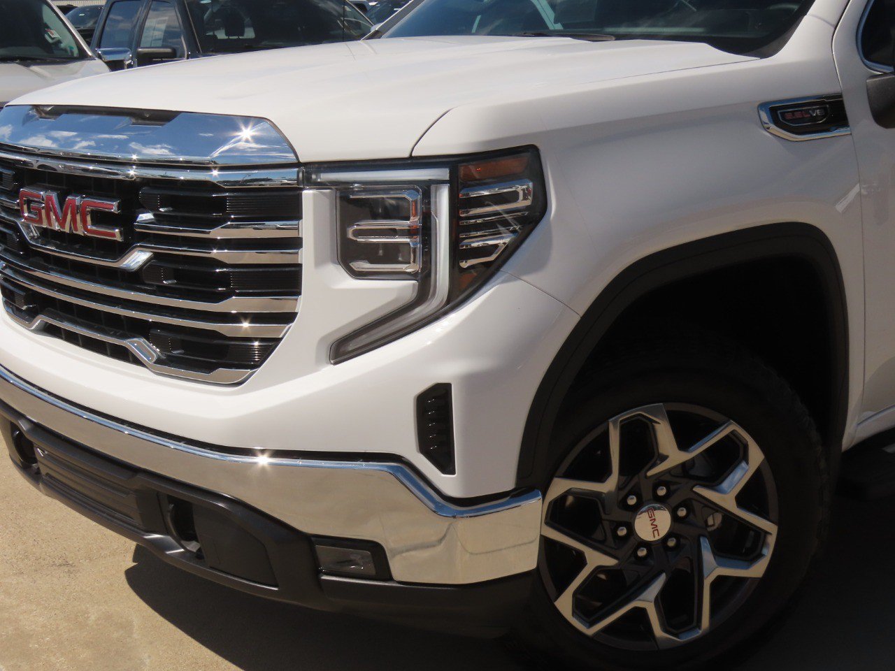 Used 2025 GMC Sierra 1500 SLT w/ SLT Premium Package AWD/4WD image 3