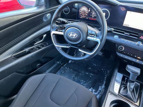 Used 2025 Hyundai Elantra SEL image 32