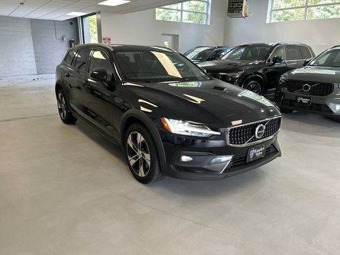 Certified 2025 Volvo V60 B5 Cross Country Plus AWD/4WD image 1