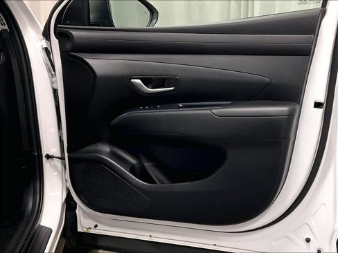 Certified 2025 Hyundai Tucson SE image 12