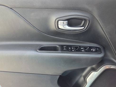 Used 2022 Jeep Renegade Latitude AWD/4WD image 32