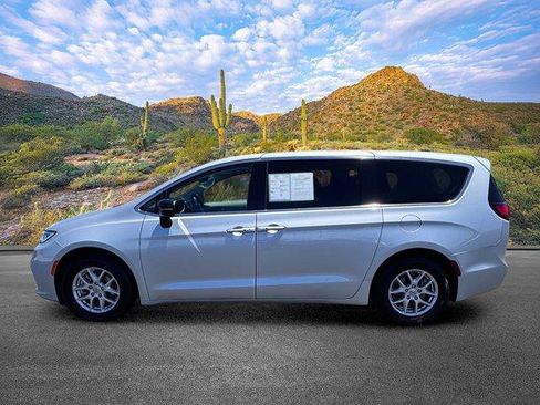 Used 2024 Chrysler Pacifica Touring-L FWD image 8