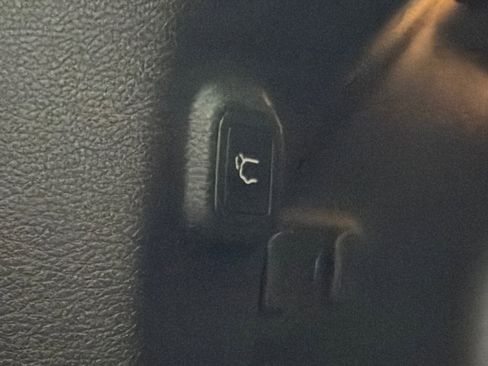 Used 2019 Jeep Cherokee Latitude Plus w/ Comfort/Convenience Group image 8