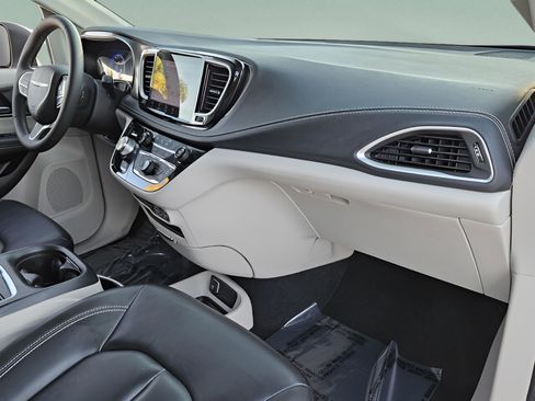 Used 2023 Chrysler Pacifica Touring-L image 15