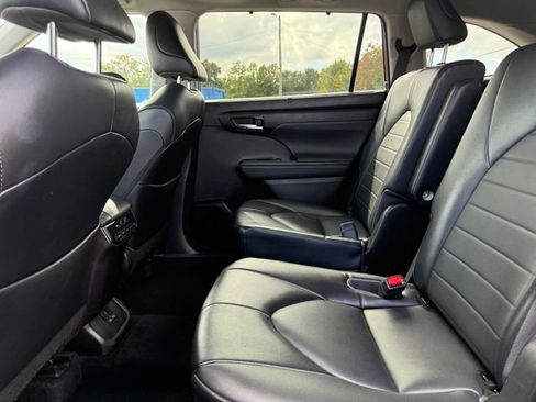 Used 2022 Toyota Highlander XLE image 38