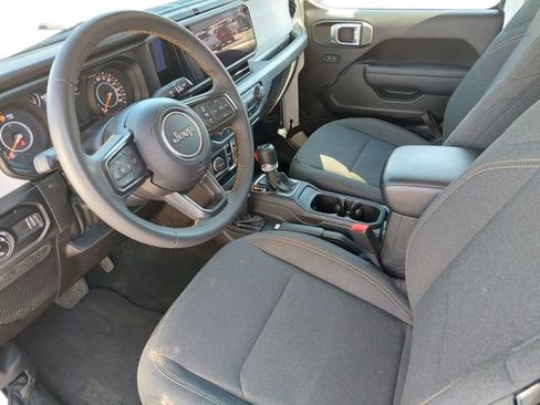 Used 2025 Jeep Gladiator Sport AWD/4WD image 9