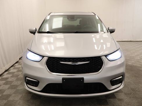 Used 2023 Chrysler Pacifica Touring-L FWD image 4