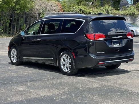 Used 2019 Chrysler Pacifica Limited FWD image 3