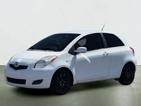 Used 2011 Toyota Yaris 2-Door Hatchback w/ Convenience Pkg FWD image 2