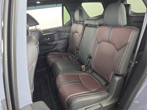 Certified 2025 Honda Pilot Black Edition image 18