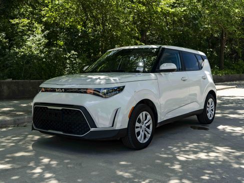 Used 2025 Kia Soul LX FWD image 4