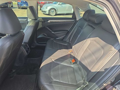 Used 2018 Volkswagen Passat 2.0T SE w/ SE Lighting Package FWD image 12