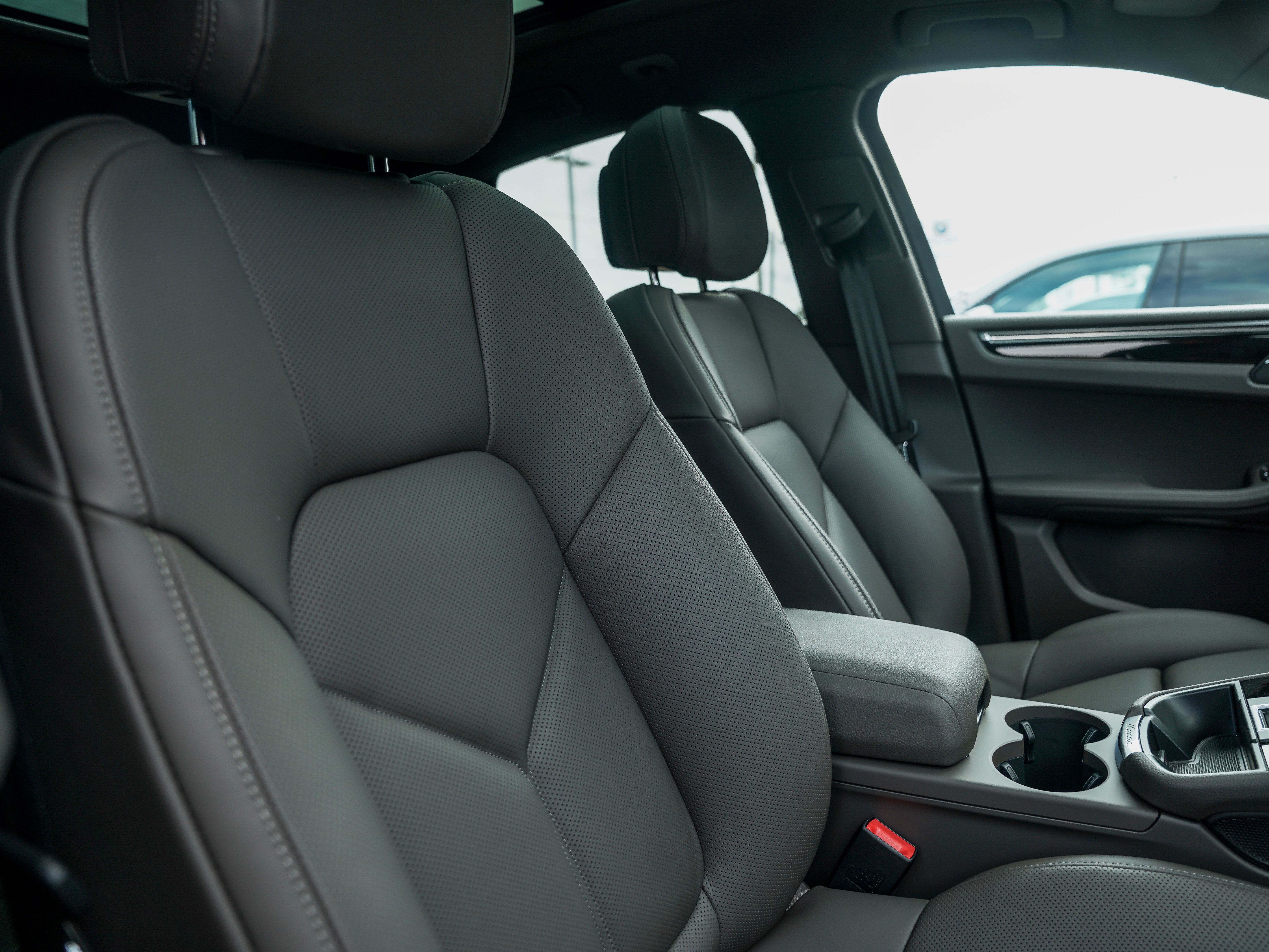 Certified 2026 Porsche Macan AWD/4WD image 35