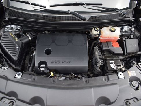 Used 2021 Chevrolet Traverse LT image 9