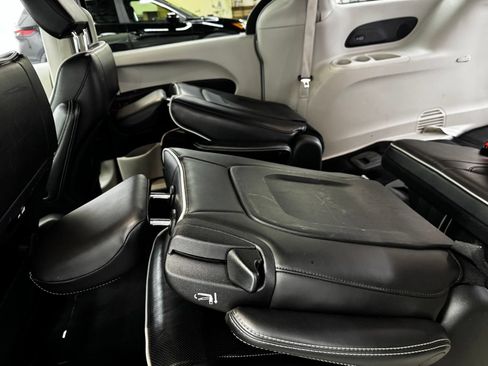 Used 2023 Chrysler Pacifica Limited FWD image 36