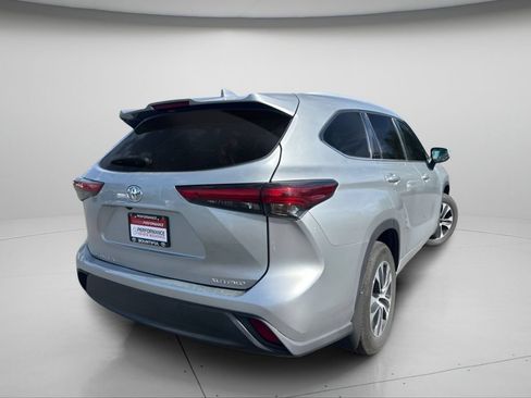 Used 2022 Toyota Highlander XLE AWD/4WD image 5