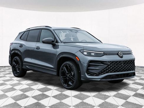 New 2025 Volkswagen Tiguan SE R-Line image 13