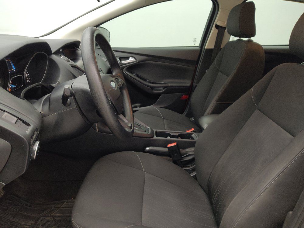 Used 2018 Ford Focus SE w/ SE Appearance Package FWD image 17