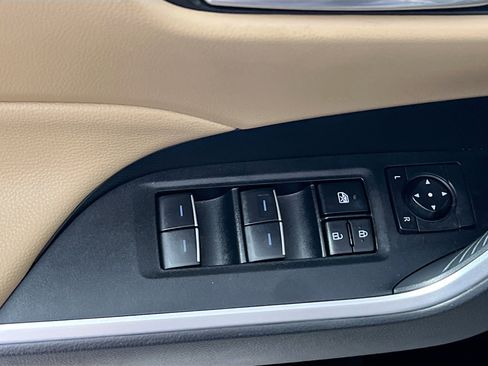 Used 2025 Toyota RAV4 XLE w/ Convenience Package FWD image 16