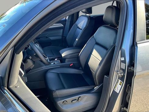 Used 2023 Volkswagen Atlas Cross Sport SE FWD image 21