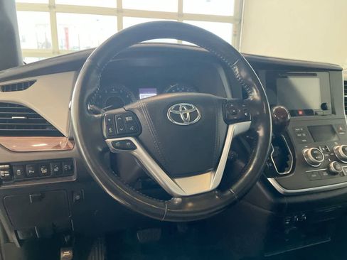 Used 2017 Toyota Sienna Limited Premium image 14