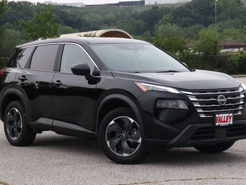 Used 2024 Nissan Rogue SV AWD/4WD image 2