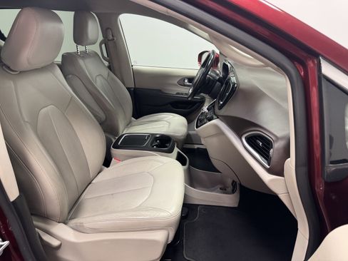 Used 2021 Chrysler Pacifica Touring-L image 16