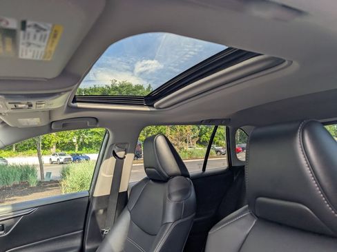 Used 2019 Toyota RAV4 XLE Premium AWD/4WD image 23