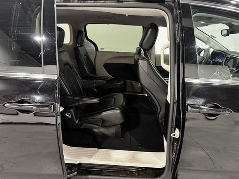Used 2024 Chrysler Pacifica Touring-L FWD image 24