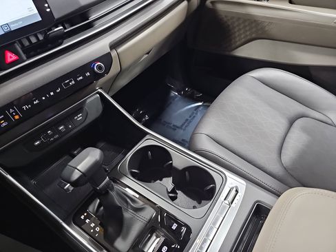 Used 2025 Kia Carnival SX image 27