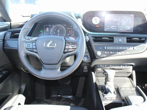 Certified 2022 Lexus ES 300h w/ Premium Package image 14