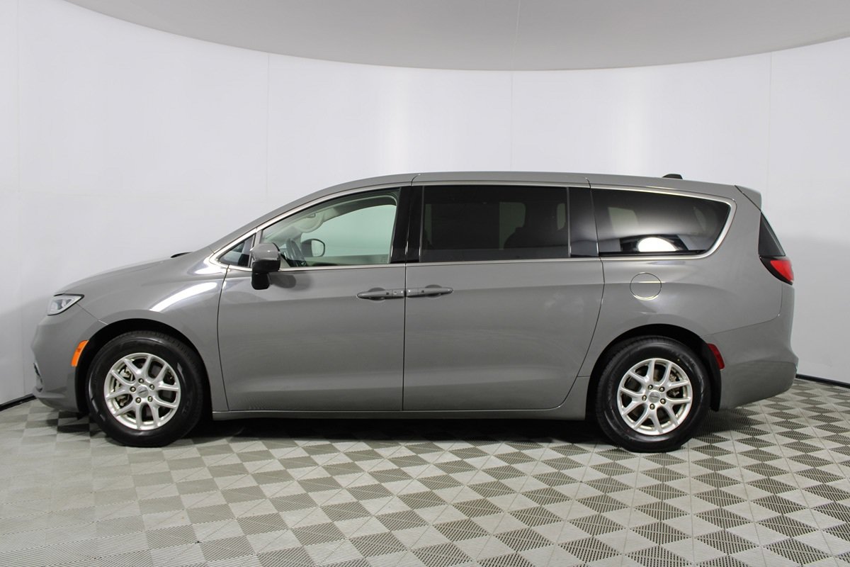 Used 2023 Chrysler Pacifica Touring-L FWD image 29