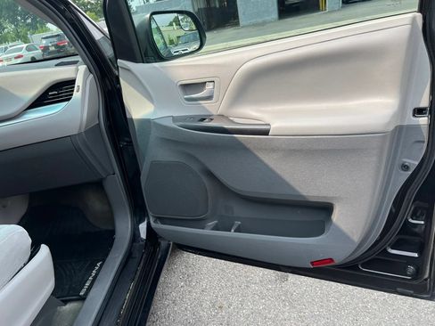 Used 2017 Toyota Sienna LE FWD image 30