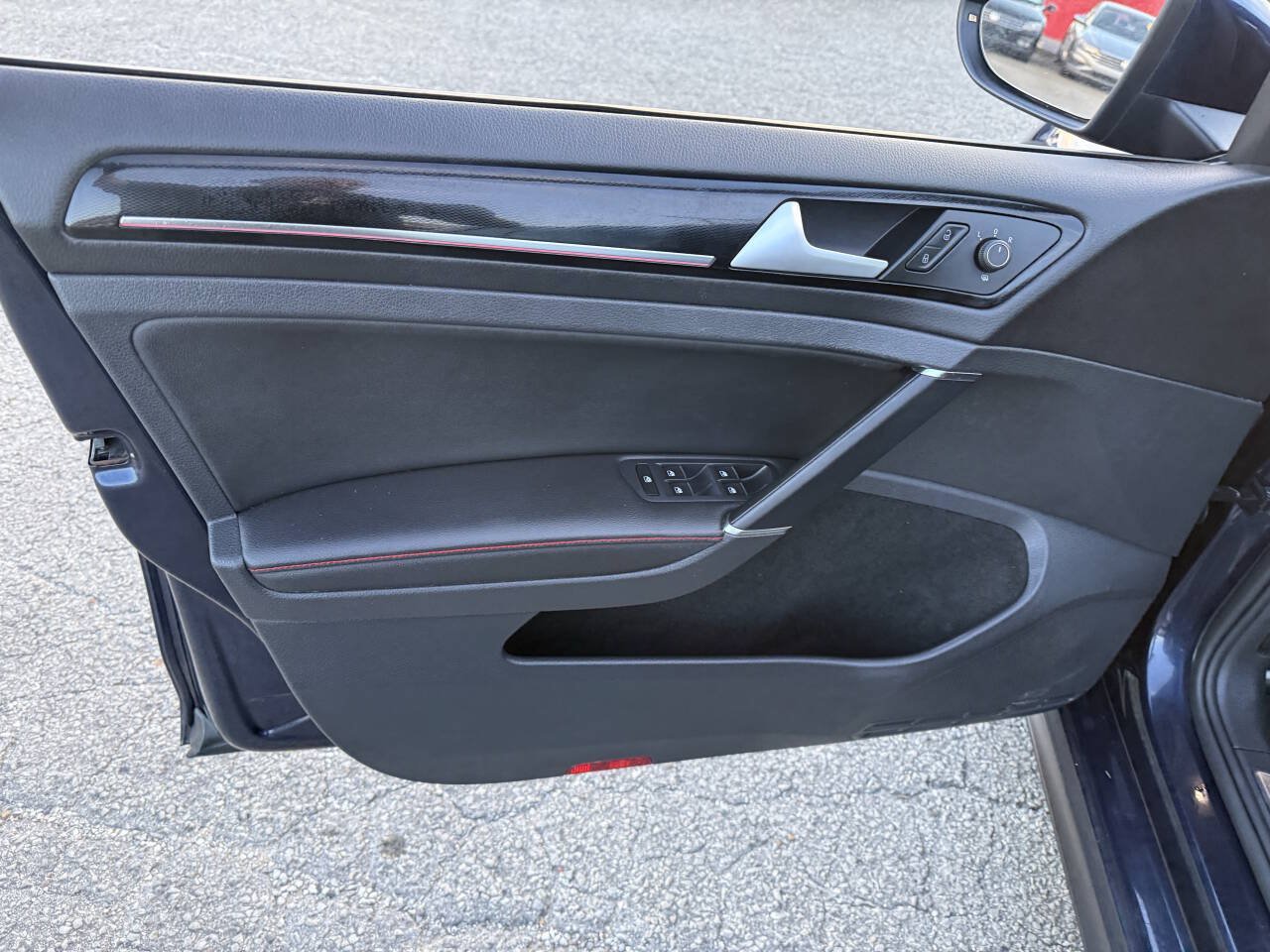 Used 2017 Volkswagen GTI SE FWD image 31