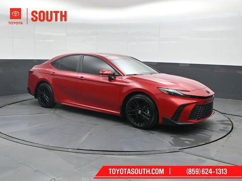 Used 2025 Toyota Camry SE image 4