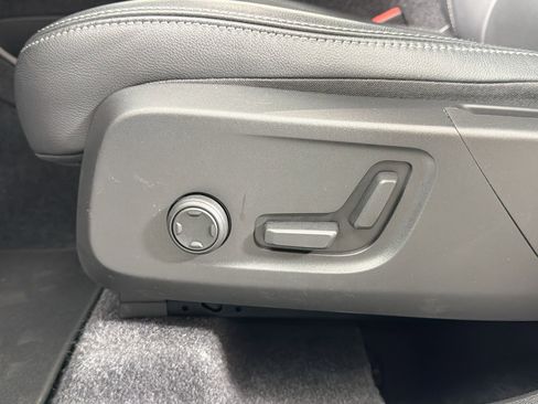 Certified 2025 Volvo XC40 B5 Core image 19