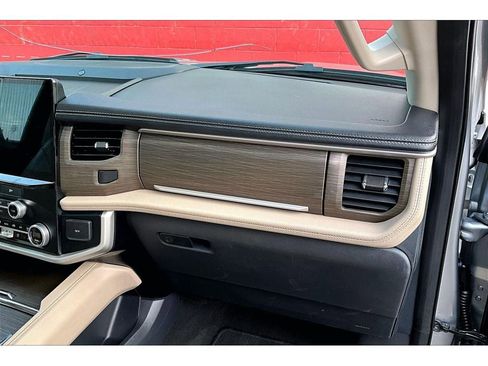 Used 2024 Ford Expedition Limited image 17