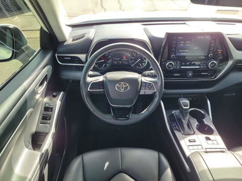 Used 2021 Toyota Highlander XLE AWD/4WD image 10