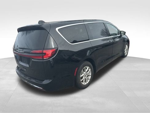 Used 2024 Chrysler Pacifica Touring-L image 22