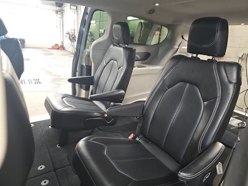 Used 2024 Chrysler Pacifica Touring-L image 13