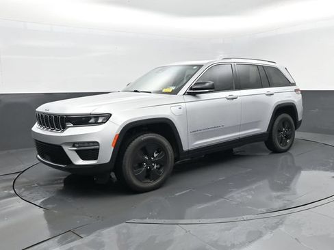 Used 2023 Jeep Grand Cherokee 4WD 4xe image 2