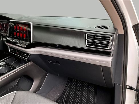 Used 2024 Volkswagen Atlas Peak Edition SE AWD/4WD image 19