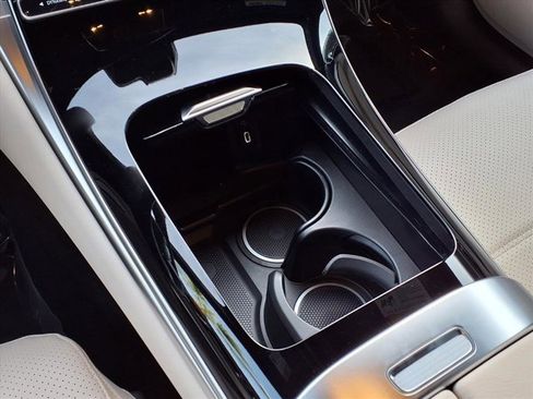 Used 2025 Mercedes-Benz GLC 300 image 7