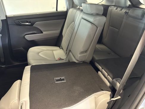Used 2020 Toyota Highlander XLE AWD/4WD image 13