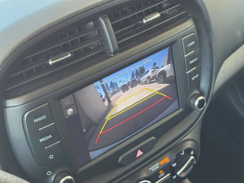 Used 2025 Kia Soul LX w/ LX Technology Package FWD image 22